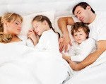 bambini+che+dormono+nel+letto+con+i+genitori.jpg